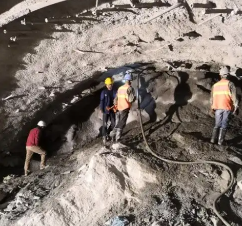 岭口镇拱顶带模注浆料的施工流程及注意事项